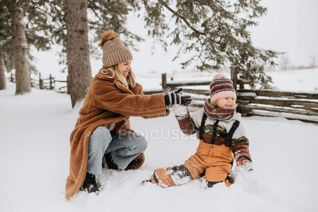Canada, Ontario, Madre e figlia (2-3) che giocano nella neve — Foto stock