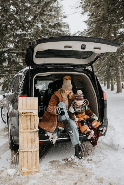Канада, Онтарио, мать и дочь (2-3) сидят в багажнике автомобиля — стоковое фото