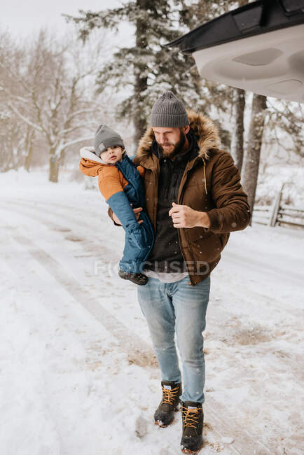 Kanada, Ontario, Vater hält Jungen (12-17 Monate) am Wintertag — Stockfoto