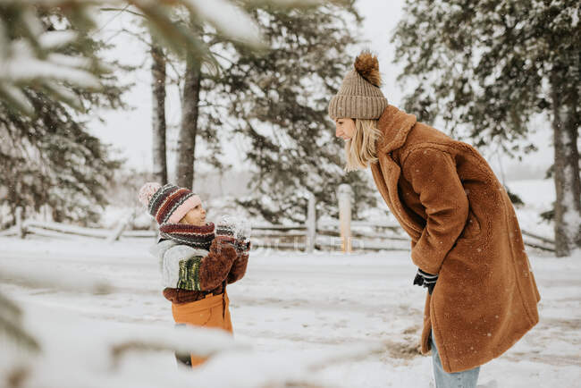 Канада, Онтарио, мать и дочь (2-3) играют со снегом — стоковое фото