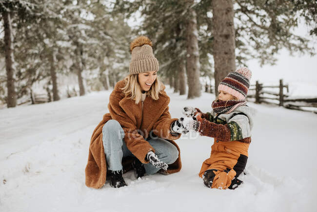 Канада, Онтарио, мать и дочь (2-3) играют на снегу — стоковое фото