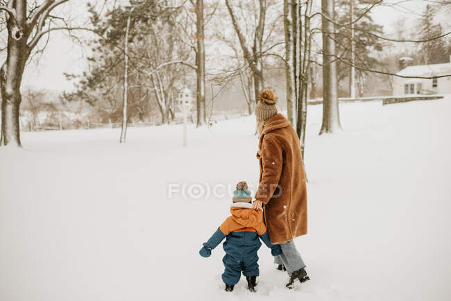 Canadá, Ontario, Madre e hijo (12-17 meses) en caminata de invierno - foto de stock