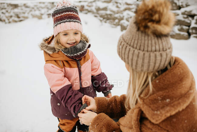 Канада, Онтаріо, мати пристосовує зимовий піджак для дочки (2-3).) — стокове фото