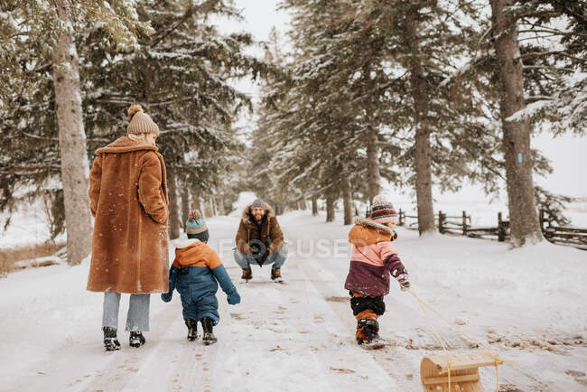 Canada, Ontario, Genitori con bambini (12-17 mesi, 2-3) in passeggiata invernale — Foto stock