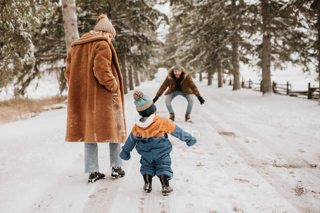 Canada, Ontario, Parents with baby boy (12-17 months) going on winter walk — Stock Photo