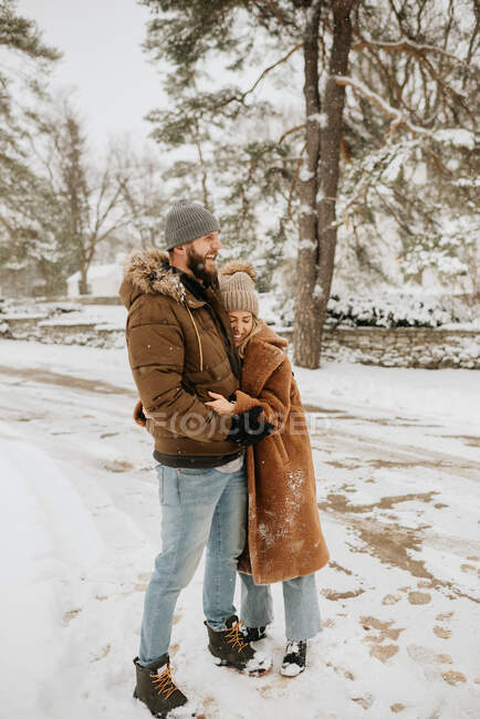 Canada, Ontario, Embrasser un couple debout sur une route enneigée — Photo de stock