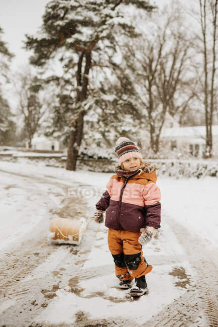 Канада, Онтарио, Девочка (2-3), стоящая на заснеженной дороге — стоковое фото
