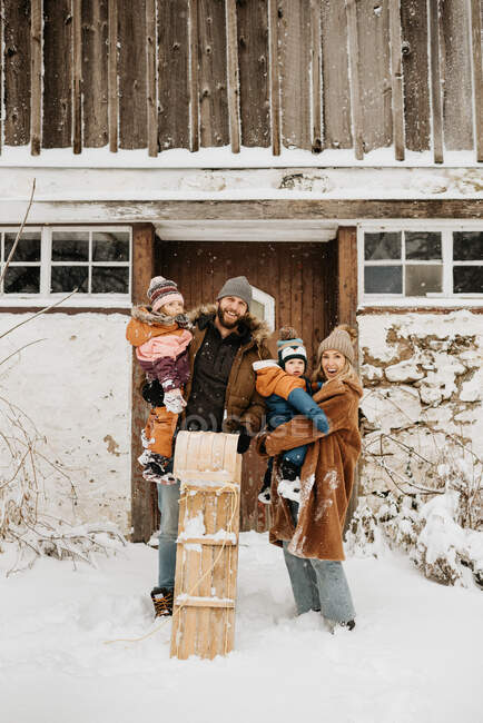 Canada, Ontario, Ritratto invernale di famiglia con bambini (12-17 mesi, 2-3) — Foto stock