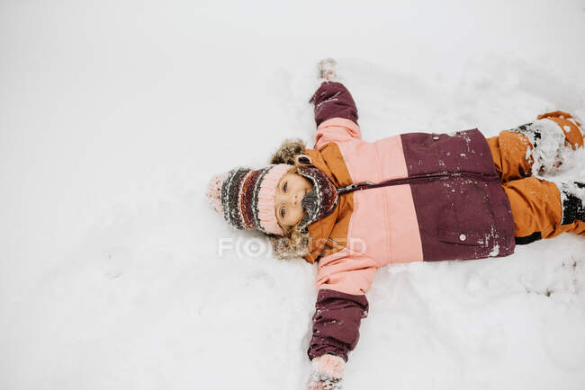 Canada, Ontario, Ragazza (2-3) che fa gli angeli della neve — Foto stock