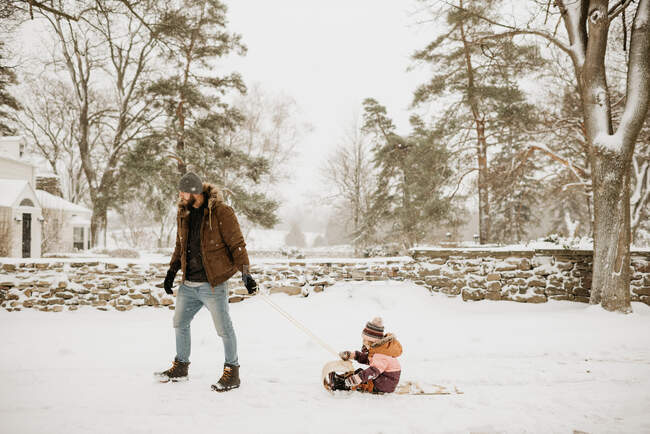 Канада, Онтарио, отец тянет дочь (2-3) на санках — стоковое фото