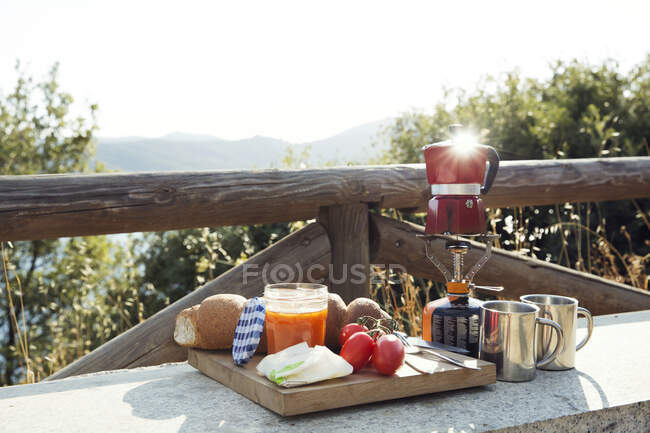 Italia, Austria, Desayuno con cafetera en la estufa de camping en el paisaje - foto de stock