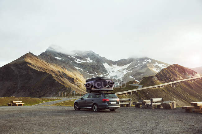 Itália, Áustria, Carro com tenda no telhado na paisagem de montanha — Fotografia de Stock
