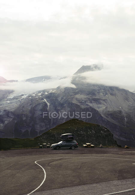 Itália, Áustria, Carro com tenda no telhado na paisagem de montanha — Fotografia de Stock