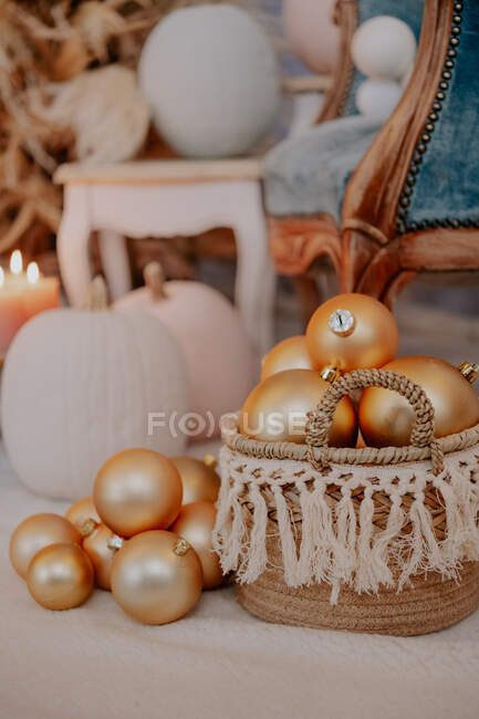 Italy, Tuscany, Arezzo, Golden Christmas ornaments in basket — Stock Photo