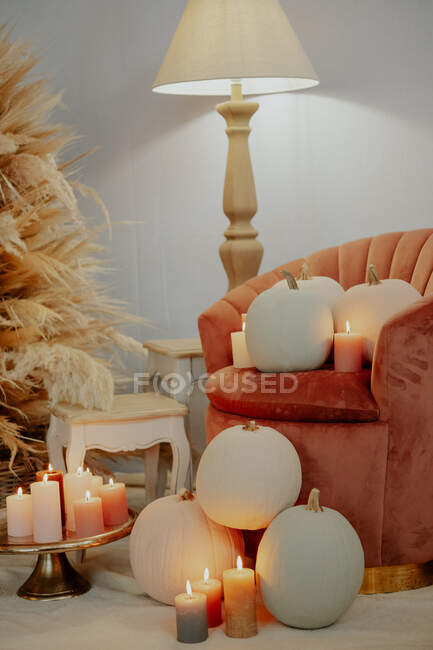 Italien, Toskana, Arezzo, Kerzen und Kürbisse im Wohnzimmer — Stockfoto