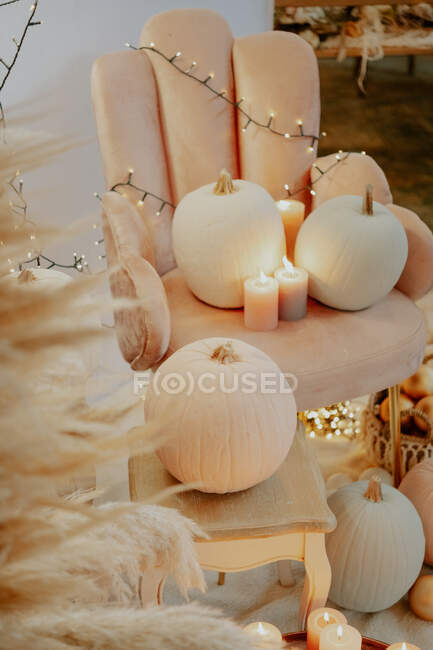 Italia, Toscana, Arezzo, Encender velas y calabazas en sillas - foto de stock