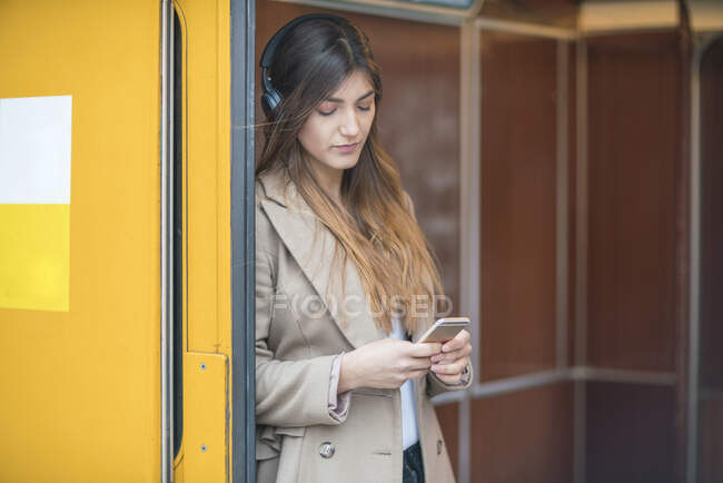 Германия, Берлин, Молодая женщина с помощью смартфона — стоковое фото