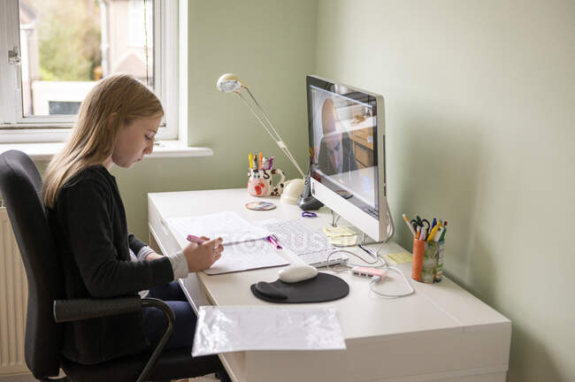 UK, Surrey, Girl (10-11) having on-line lesson at home — Stock Photo