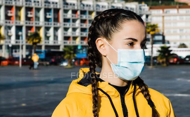 Портрет девочки-подростка (16-17 лет) в маске от гриппа — стоковое фото
