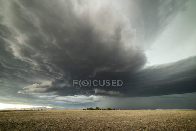 États-Unis, Colorado, Colorado Springs, Nuages orageux tornadiques au-dessus de la plaine — Photo de stock