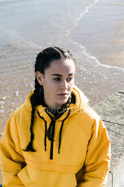 Портрет дівчинки-підлітка (16-17) у жовтому пальто — стокове фото