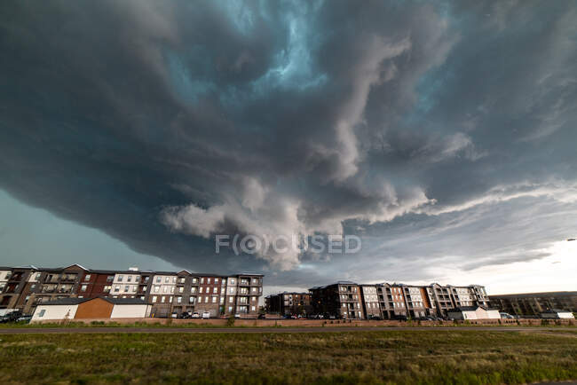 EUA, Colorado, Colorado Springs, nuvens de tempestade tornádica sobre blocos de apartamentos — Fotografia de Stock
