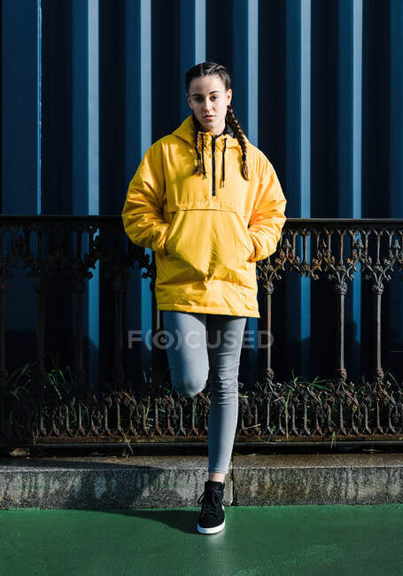 Retrato de (16-17) niña con abrigo amarillo — Pelo castaño, 16 años - Stock Photo | #468272120