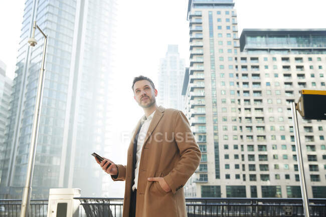 Великобритания, Лондон, мужчина с телефоном в центре города — стоковое фото