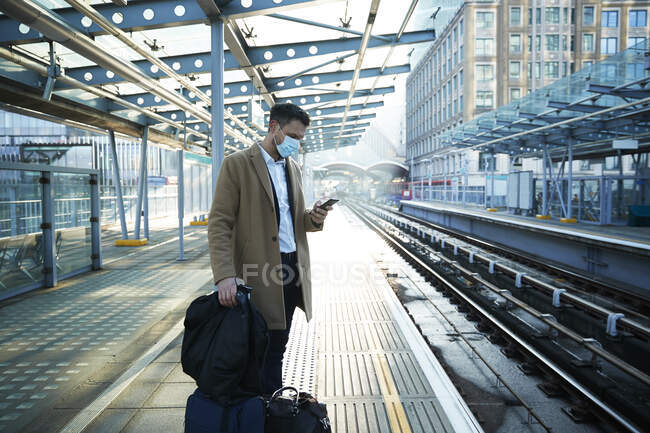 Велика Британія, Лондон, людина чекає на залізничній платформі — стокове фото