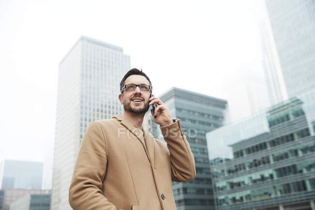 Großbritannien, London, Mann telefoniert in der Innenstadt — Stockfoto