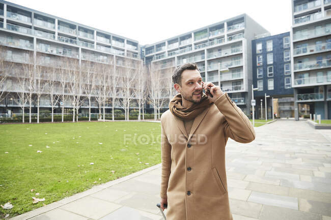 Велика Британія, Лондон, людина говорить по телефону — стокове фото