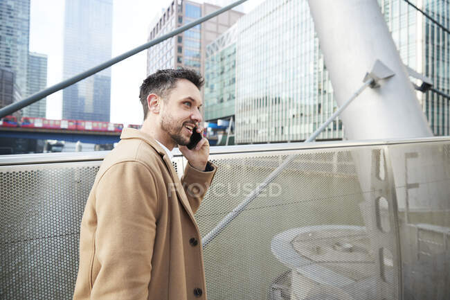 Regno Unito, Londra, uomo che parla al telefono in centro — Foto stock