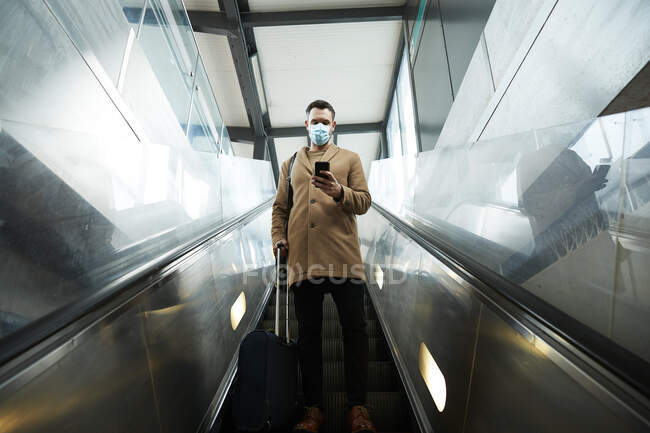Reino Unido, Londres, Hombre en escaleras mecánicas - foto de stock