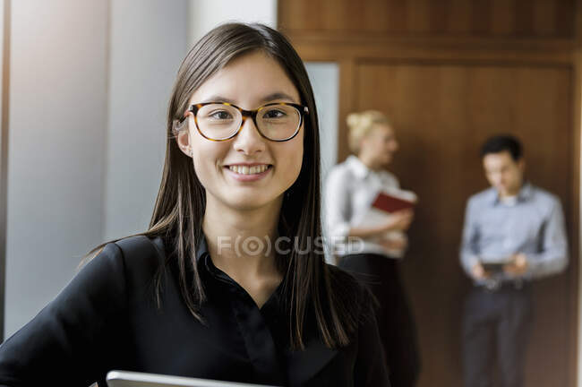 Germany, Bavaria, Munich, Portrait of young female student — Stock Photo