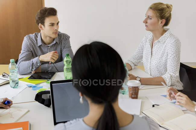 Німеччина, Баварія, Мюнхен, люди сидять на ділових зборах при офісі — стокове фото