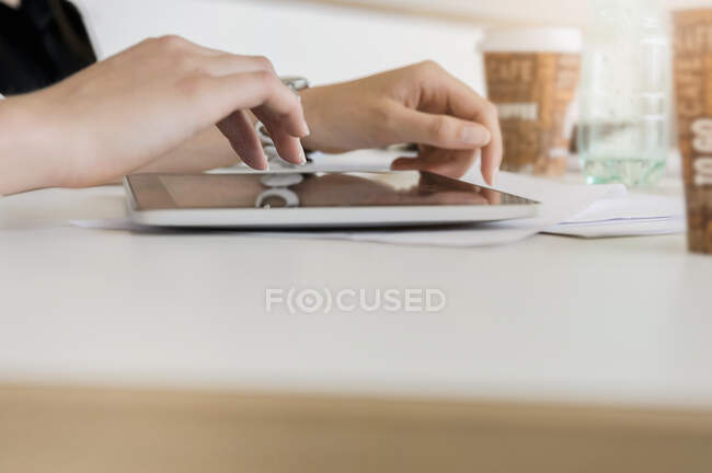 Germany, Bavaria, Munich, Close-up of woman's hands using digital tablet — Stock Photo