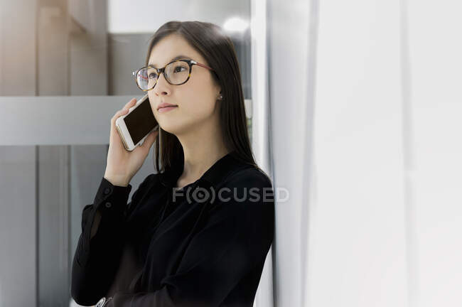 Німеччина, Баварія, Мюнхен, молода комерсантка з розумним телефоном — стокове фото
