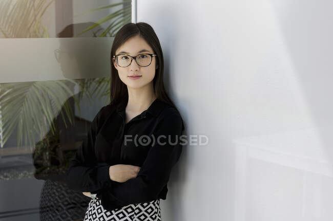 Germany, Bavaria, Munich, Portrait of young businesswoman in office — Stock Photo
