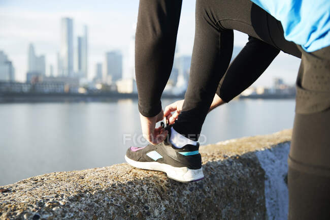 Regno Unito, Londra, Sezione bassa della scarpa da jogging di regolazione — Foto stock