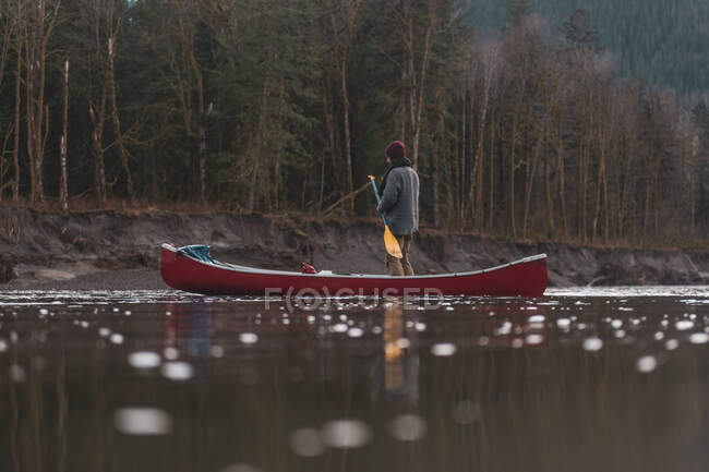 Canadá, Columbia Británica, Hombre con canoa en el río Squamish - foto de stock