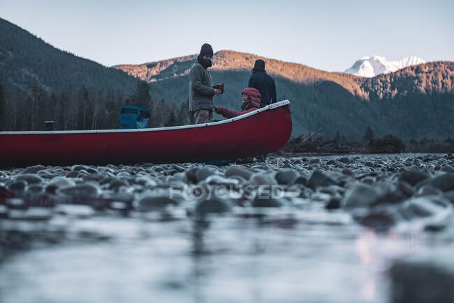 Канада, Британская Колумбия, Друзья с греблей на каноэ на реке Сквамиш — стоковое фото