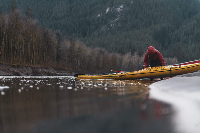 Canada, Colombie-Britannique, Femme avec kayak à Squamish River — Photo de stock