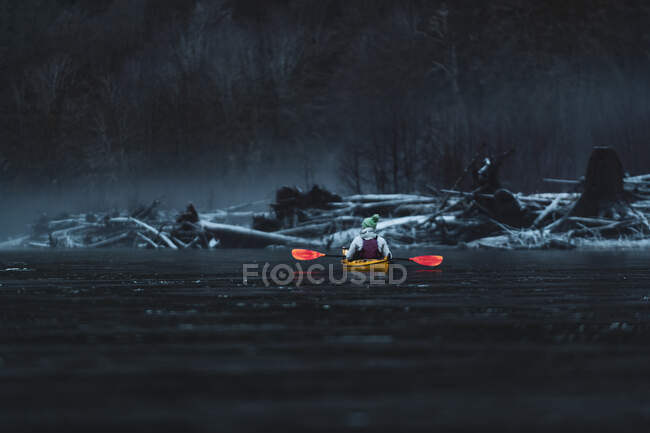 Canadá, Columbia Británica, Kayak de mujer en el río Squamish - foto de stock
