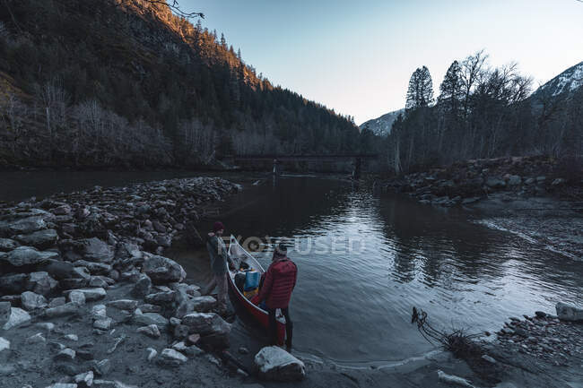 Canada, Colombie-Britannique, Homme et femme faisant du canotage à Squamish River — Photo de stock
