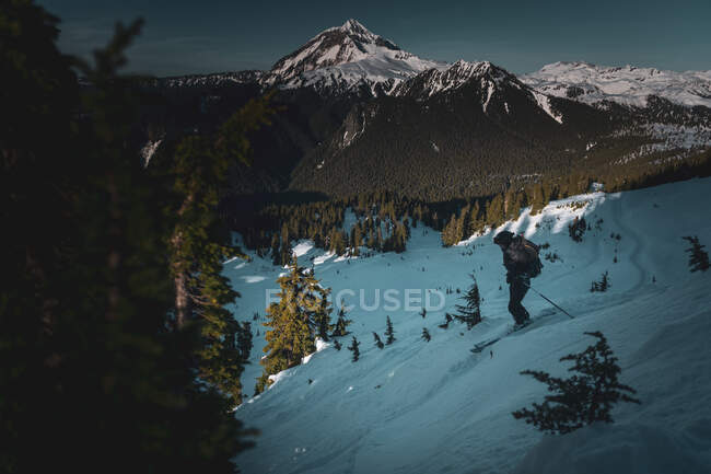 Canada, British Columbia, Squamish, Woman backcountry skiing — стокове фото