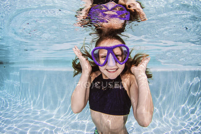 Маленька дівчинка, дайвінг і басейн, вид крупним планом — стокове фото
