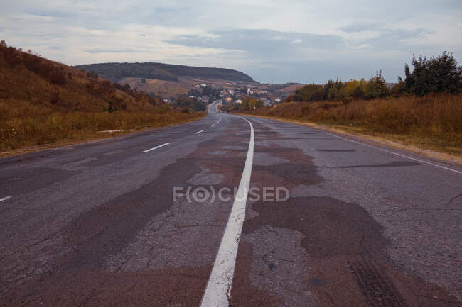 Ucraina, Strada rurale vuota nel paesaggio autunnale — Foto stock