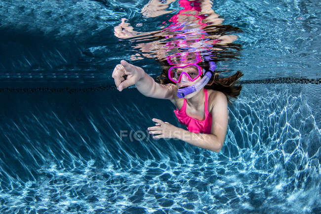 Menina de mergulho e piscina, vista de close-up — Fotografia de Stock