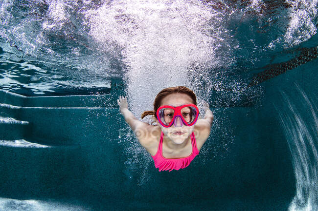 Маленька дівчинка, дайвінг і басейн, вид крупним планом — стокове фото