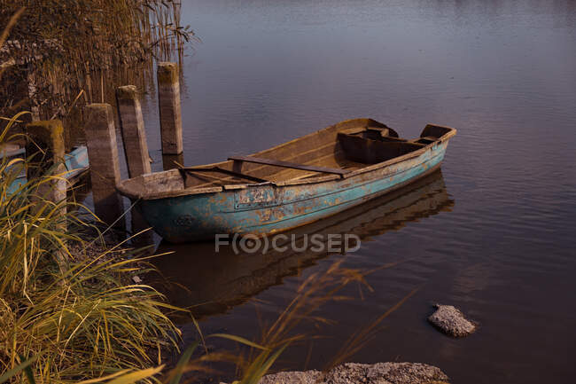 Україна, старий дерев'яний човен пришвартований на озері — стокове фото